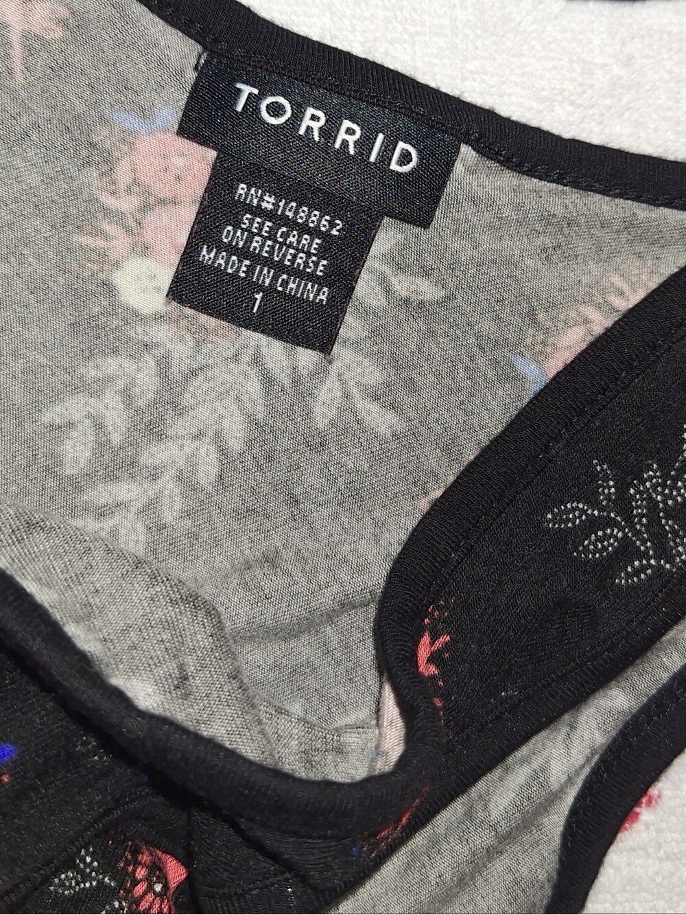 torrid Black Floral V-Neck Tank Top Size 1 - Picture 4 of 8